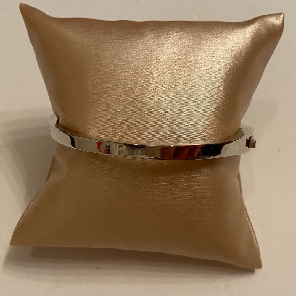 KATE SPADE BRACELET SKINNY SILVER TONE HINGED BOW BANGLE SIGNED - Picture 4 of 9
